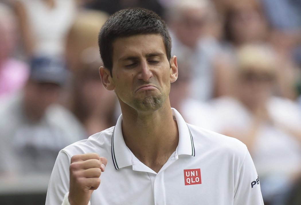 Novak Djokovič se raduje v průběhu finále Wimbledonu proti Rogeru Federerovi