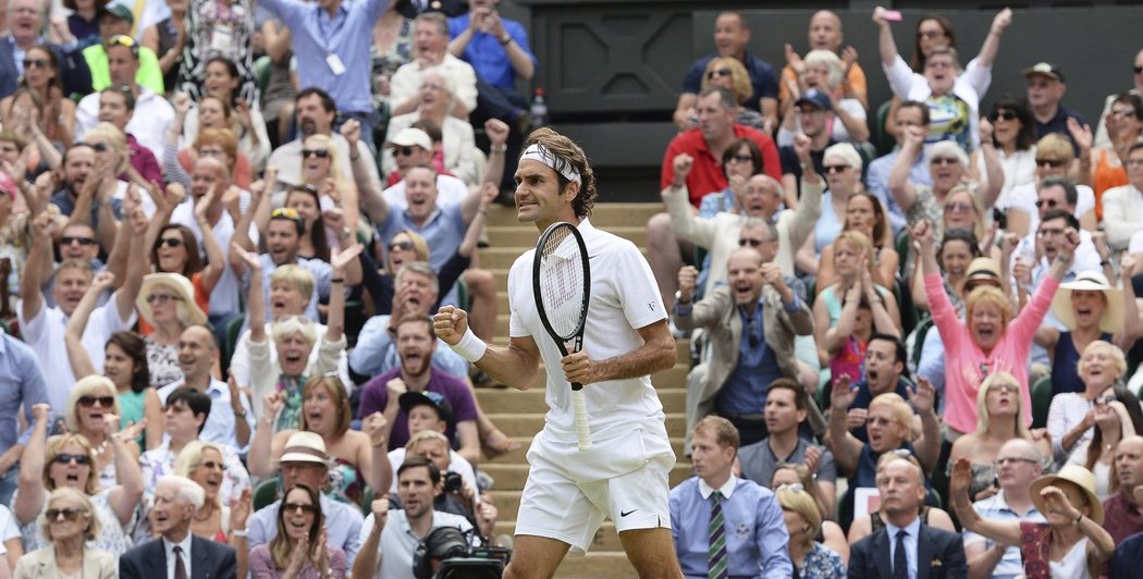 Pojď! Roger Federer se raduje po vyhraném gamu proti Djokovičovi ve finále Wimbledonu