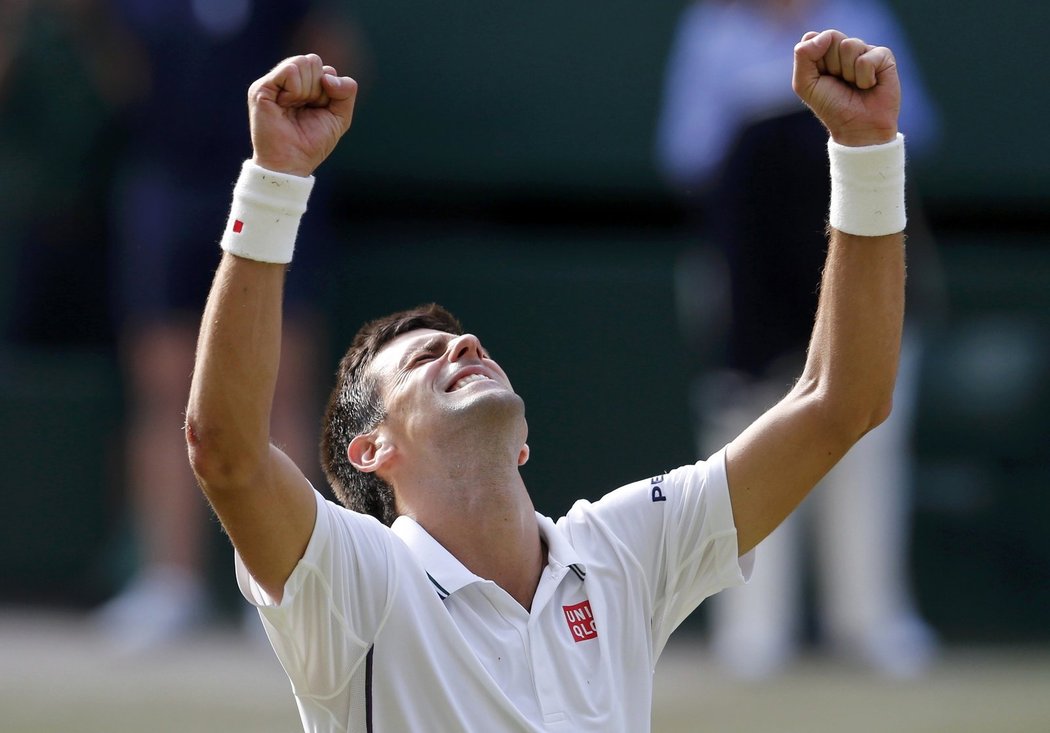 Novak Djokovič zvedá ruce v euforii wimbledonského vítěze po triumfu nad Rogerem Federerem