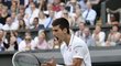Novak Djokovič se rozčiluje po špatném odskoku míče ve finále Wimbledonu proti Federerovi