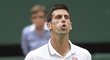 Novak Djokovič a jeho grimasa ve finále Wimbledonu s Rogerem Federerem