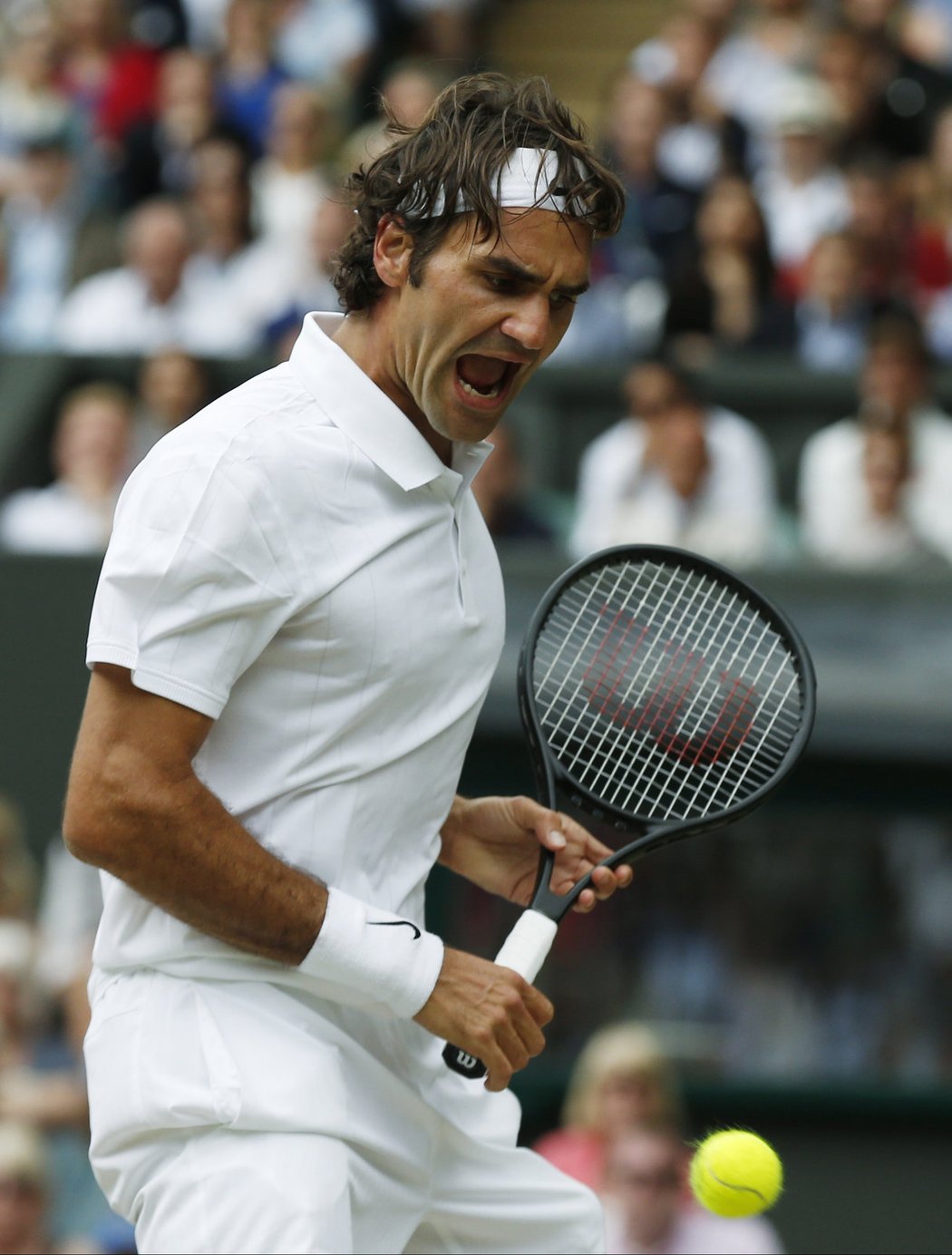 Roger Federer se hecuje v finále Wimbledonu proti Novaku Djokovičovi