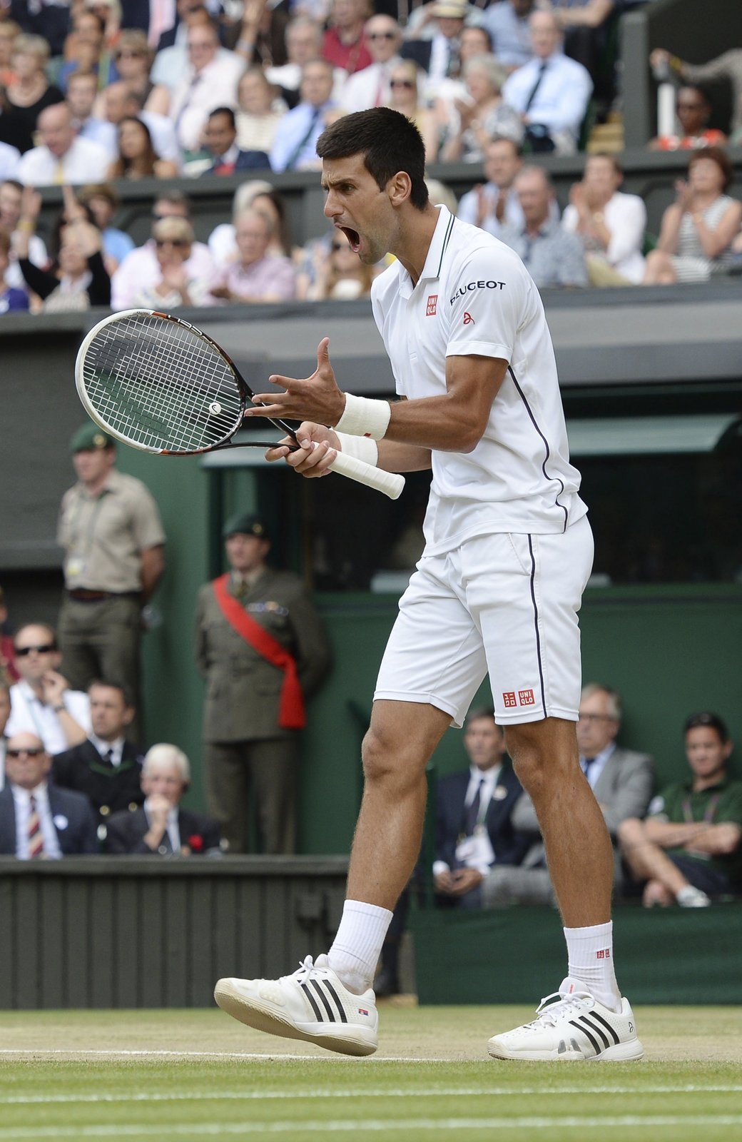 Novak Djokovič se rozčiluje po špatném odskoku míče ve finále Wimbledonu proti Federerovi