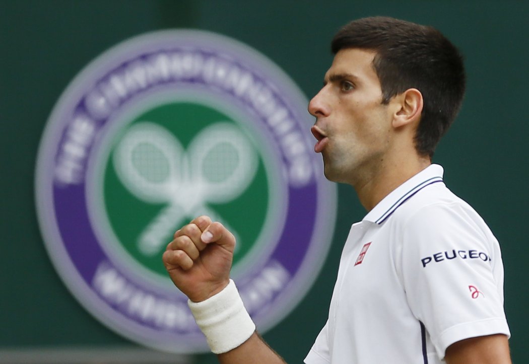 Novak Djokovič se raduje z bodu ve finále Wimbledonu s Rogerem Federerem