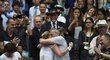 Petra Kvitová se po wimbledonském triumfu objímá s tatínkem, který má den před narozeninami