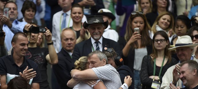 Petra Kvitová se po wimbledonském triumfu objímá s tatínkem, který má den před narozeninami