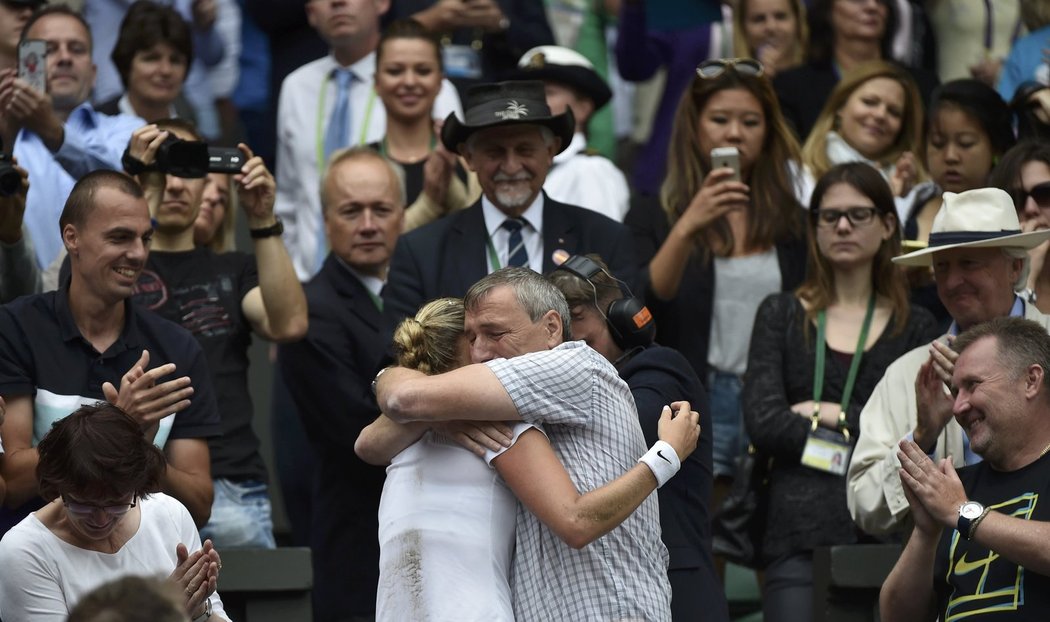 Petra Kvitová se po wimbledonském triumfu objímá s tatínkem, který má den před narozeninami