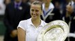 Petra Kvitová pózuje s trofejí pro vítězku Wimbledonu
