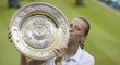 Petra Kvitová líbá trofej pro vítězku Wimbledonu po výhře nad Eugenií Bouchardovou