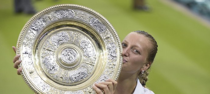 Petra Kvitová líbá trofej pro vítězku Wimbledonu po výhře nad Eugenií Bouchardovou