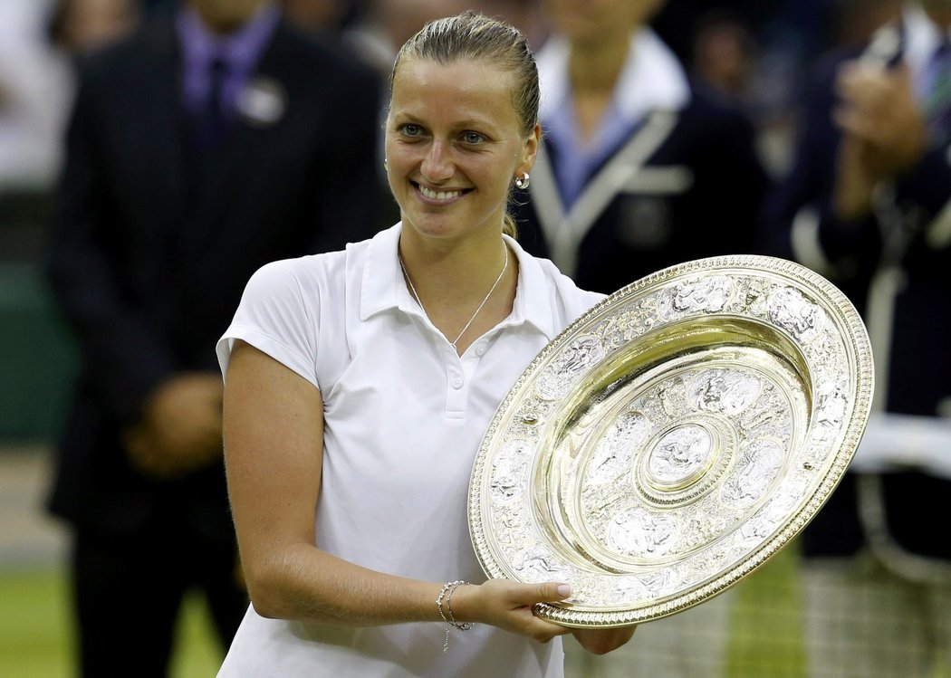 Petra Kvitová pózuje s trofejí pro vítězku Wimbledonu