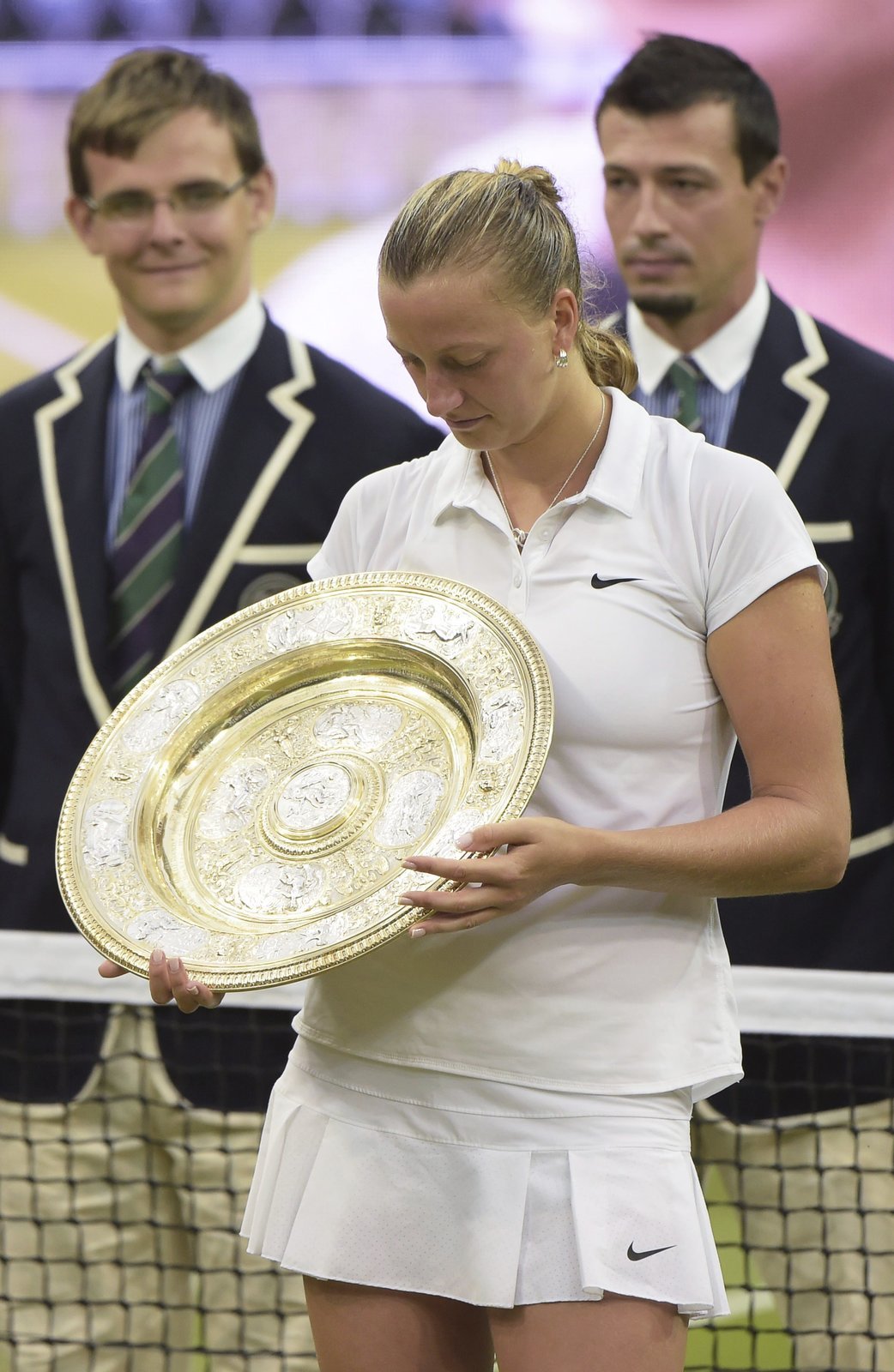 Petra Kvitová se kochá nejslavnějším talířem. Už podruhé zvítězila ve Wimbledonu