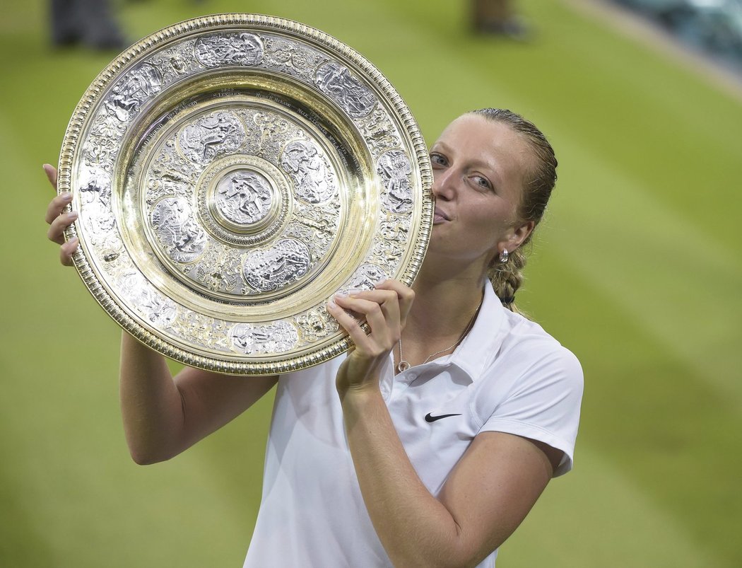 Petra Kvitová líbá trofej pro vítězku Wimbledonu po výhře nad Eugenií Bouchardovou