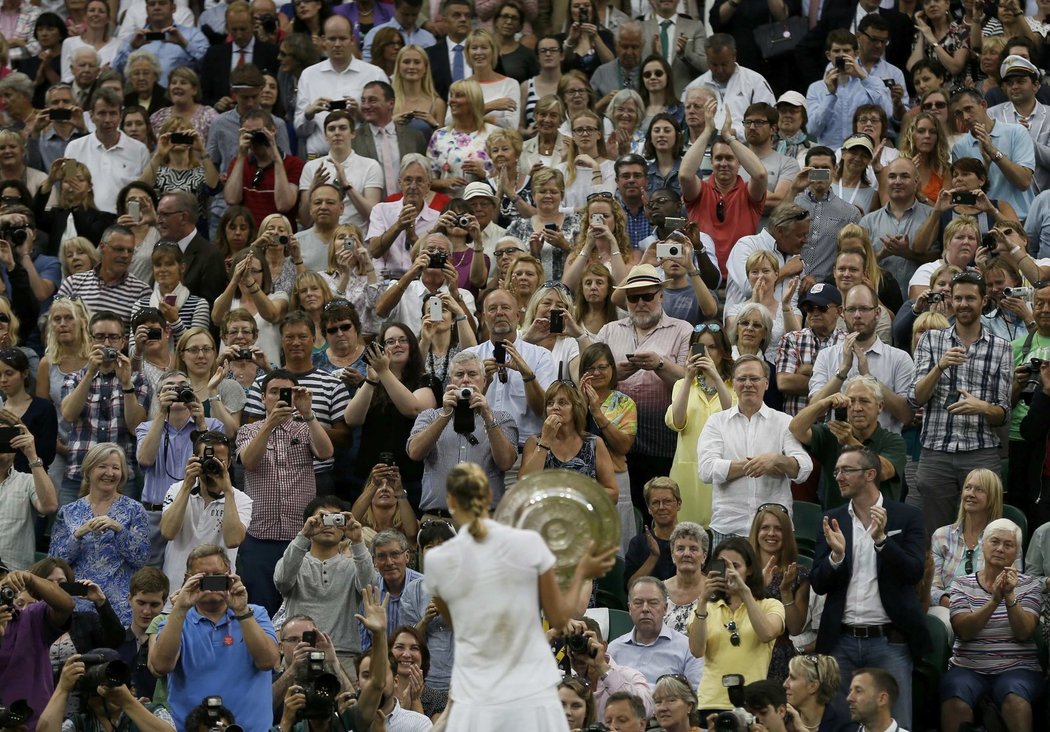 Petra Kvitová předvádí divákům svou trofej pro vítězku Wimbledonu