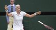 Petra Kvitová odhazuje v euforii raketu a začíná podruhé slavit zisk wimbledonské trofeje