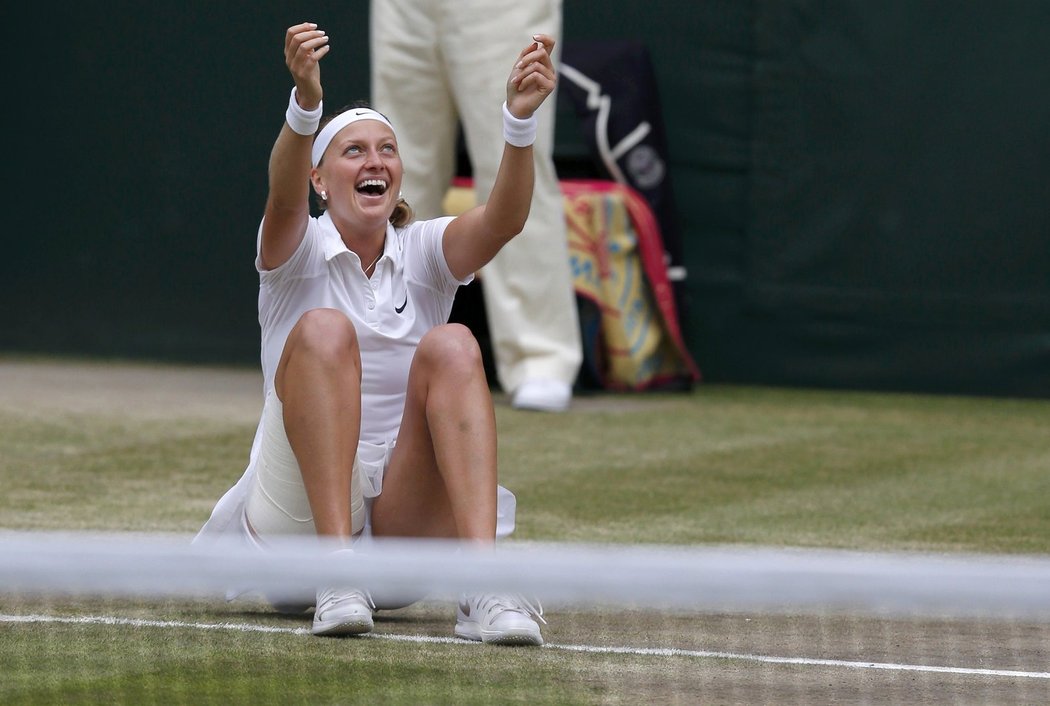 Petra Kvitová padá k zemi po svém druhém triumfu ve Wimbledonu