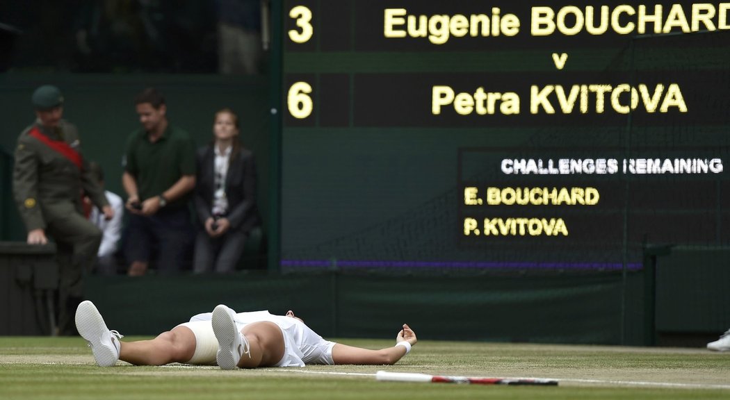 Petra Kvitová v euforii leží na zemi po svém druhém wimbledonském triumfu