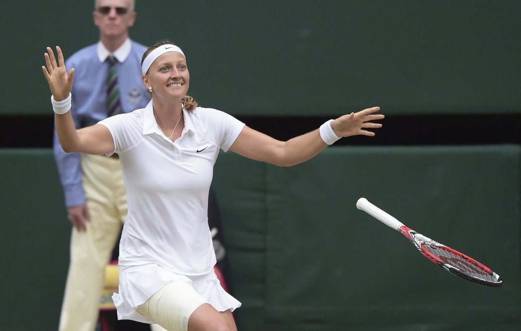 Petra Kvitová odhazuje v euforii raketu a začíná podruhé slavit zisk wimbledonské trofeje