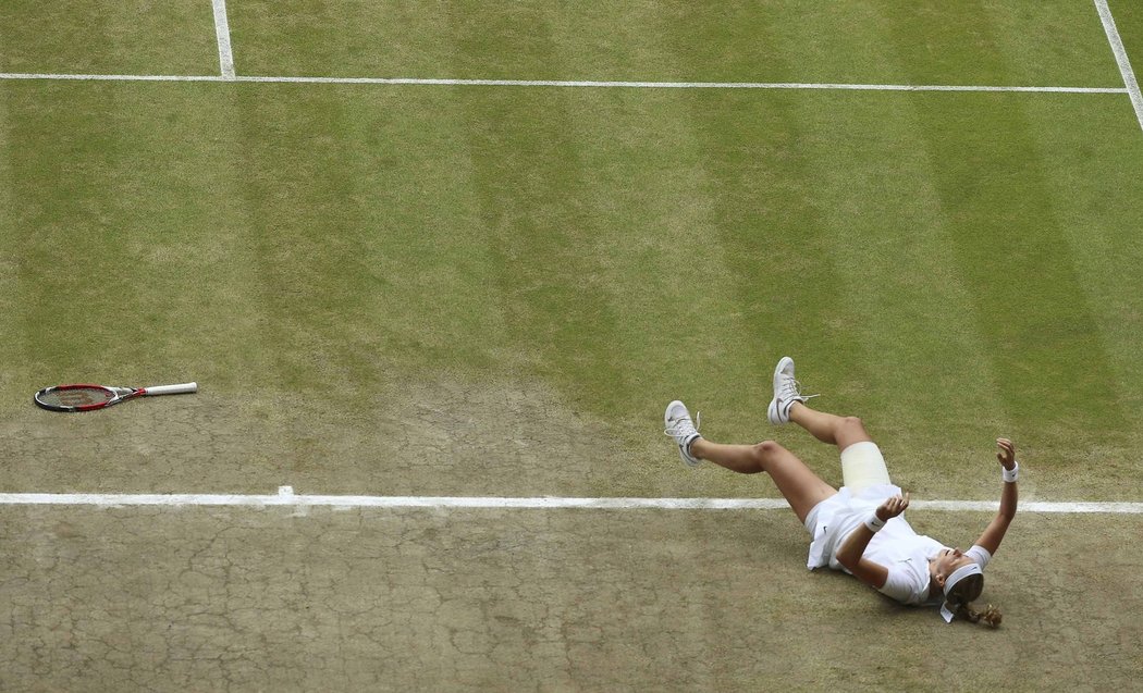 Totální euforie! Petra Kvitová padá po výhře nad Bouchardovou na wimbledonskou trávu