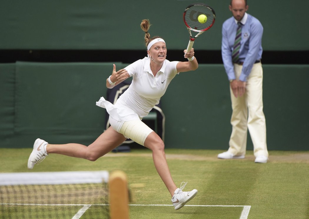 Petra Kvitová ve finálovém duelu Wimbledonu proti Kanaďance Bouchardové