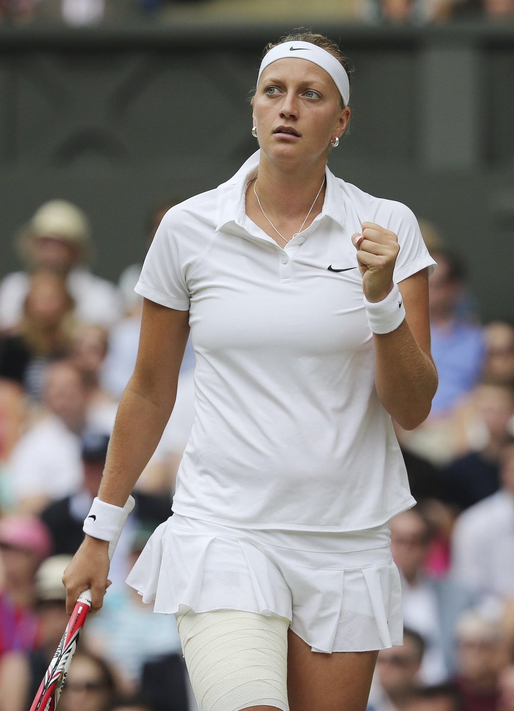 Petra Kvitová se raduje z bodu ve finále Wimbledonu proti Eugenii Bouchardové