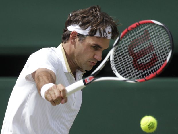 Roger Federer při finále Wimbledonu proti Roddickovi Roger Federer při finále Wimbledonu proti Roddickovi