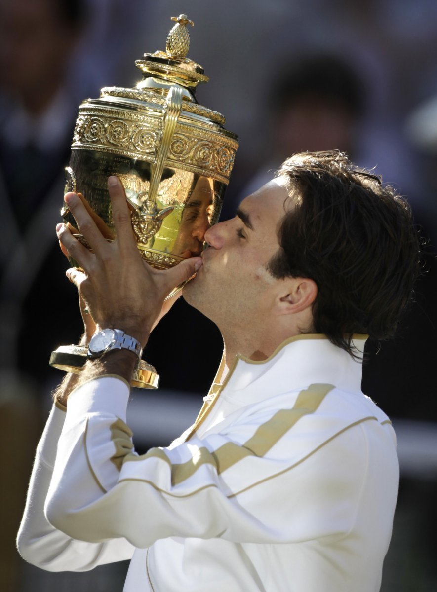 Sladký polibek... Roger Federer s trofejí