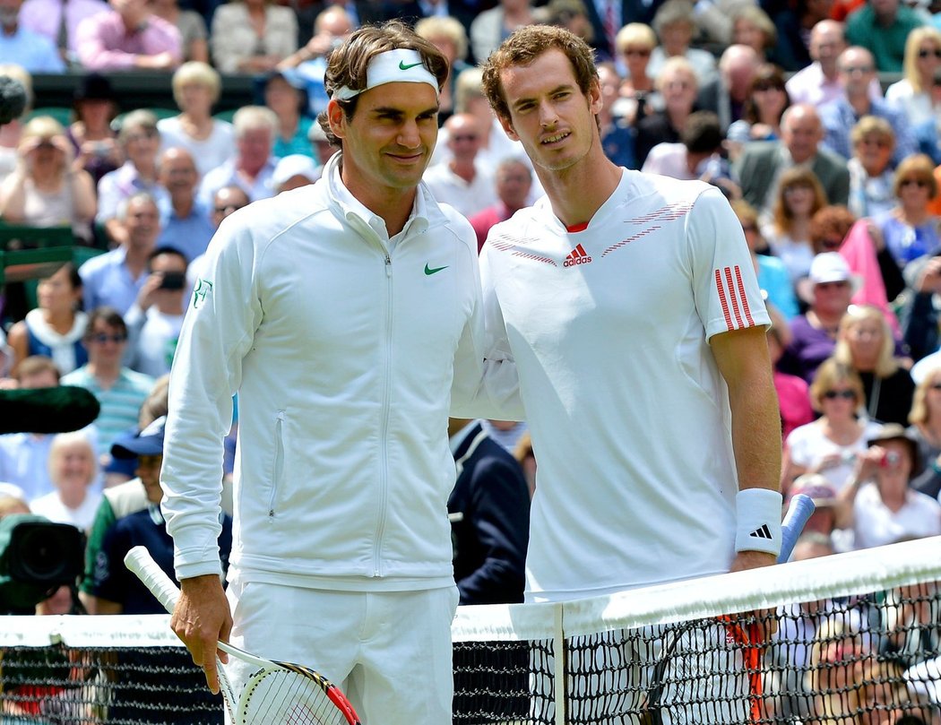 Roger Federer (vlevo) a Andy Murray pózují fotografům před začátkem finále Wimbledonu