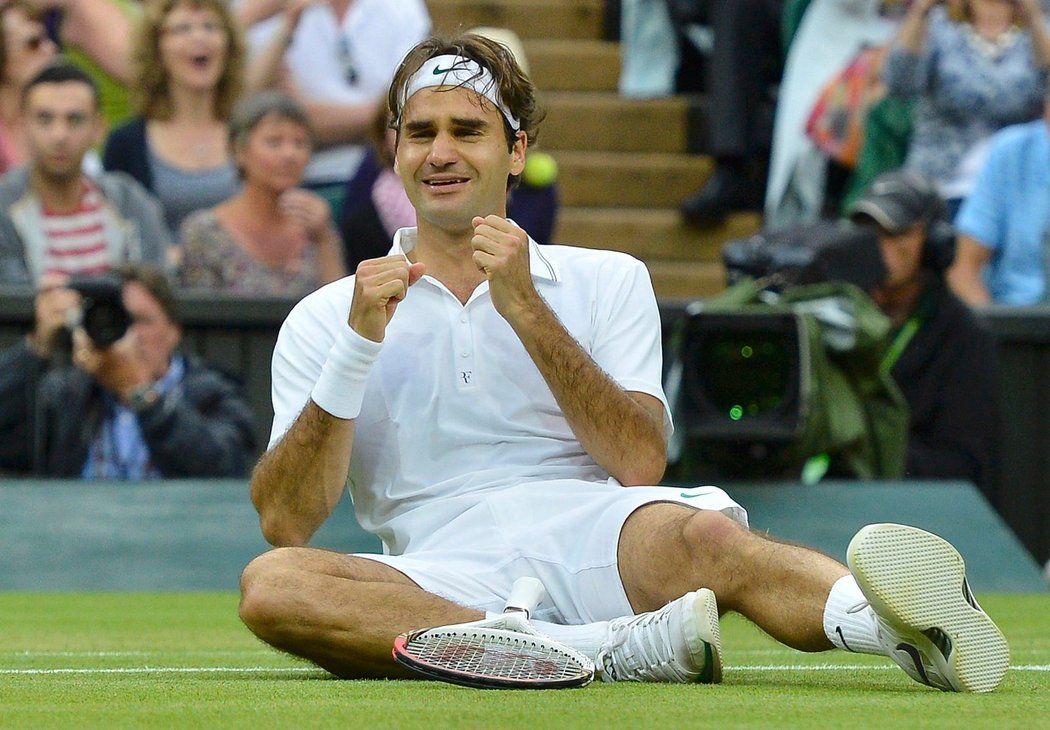 Dojatý Roger Federer právě posedmé v historii vyhrál Wimbledon
