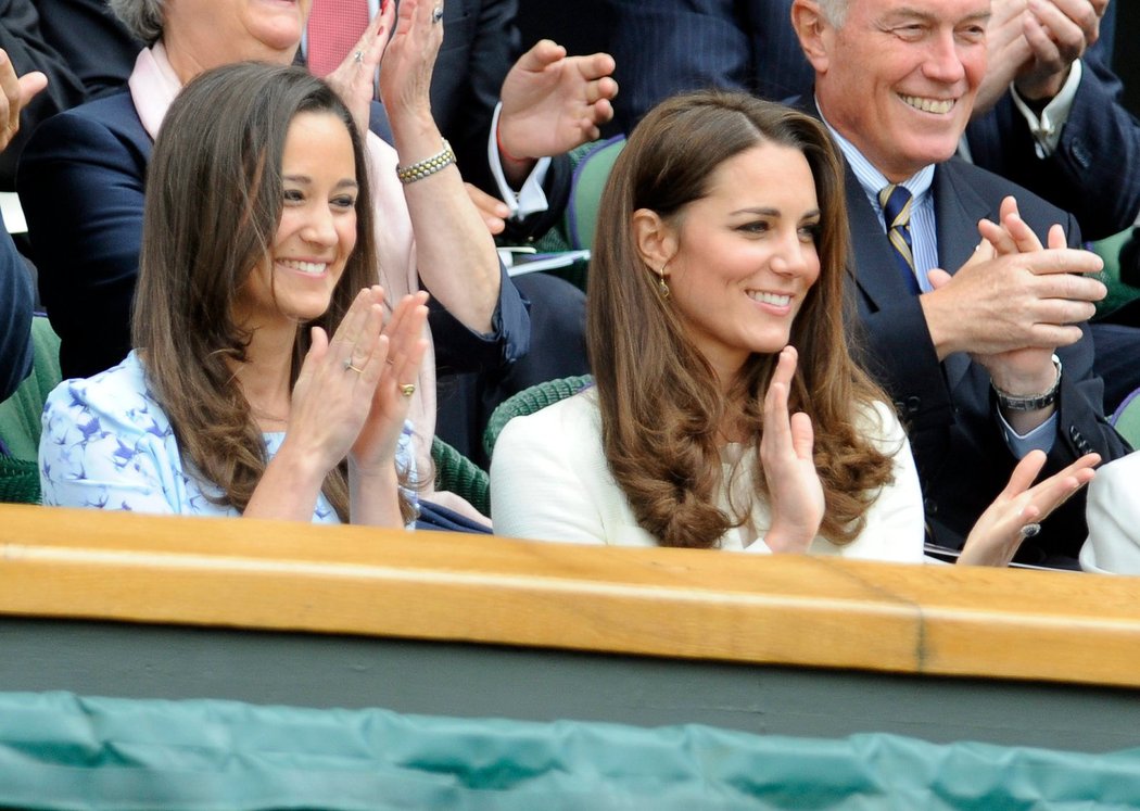 Vévodkyně z Cambridge Kate se svou sestrou Pippou Middleton (vlevo) v královské lóži při finále Wimbledonu