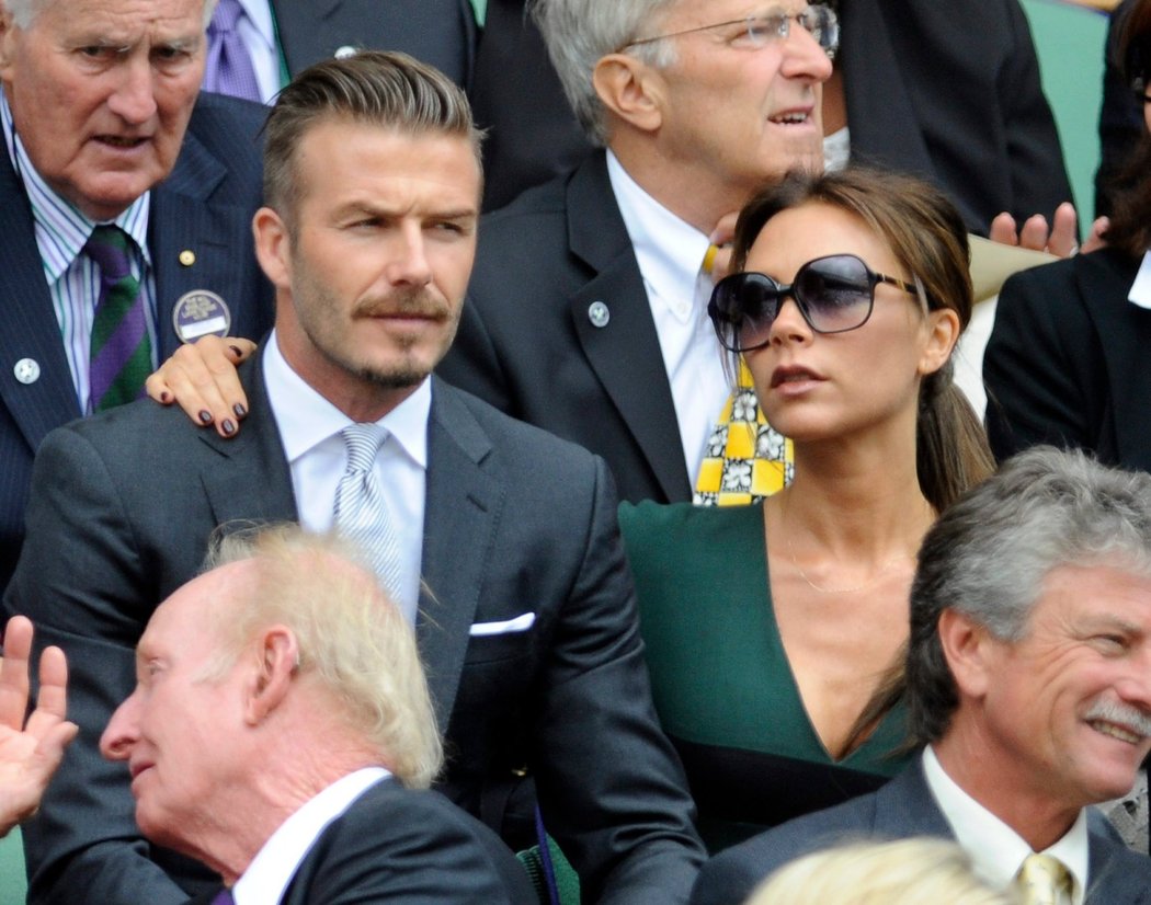Victoria Beckham objímá svého manžela Davida v královské lóži při finále Wimbledonu mezi Rogerem Federerem a Andym Murraym