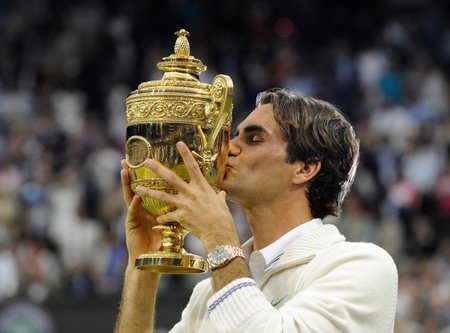 Nejsladší polibek - Roger Federer si hýčká svou sedmou wimbledonskou trofej