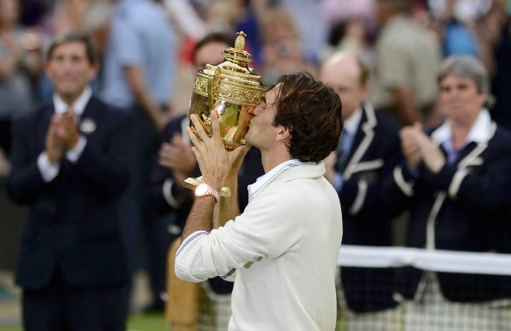 Roger Federer líbá trofej pro vítěze Wimbledonu po vítězství nad Andym Murraym