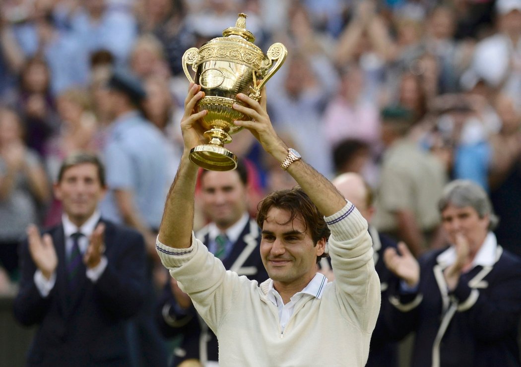 Roger Federer po sedmé v historii zvedá nad hlavu pohár pro vítěze Wimbledonu