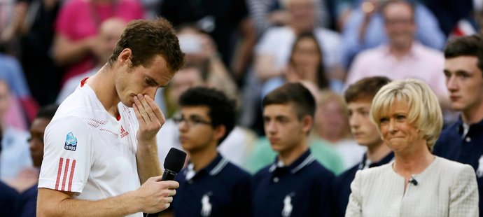 Andy Murray rozdýchává slzy smutku při televezním rozhovoru po prohraném finále proti Rogeru Federerovi
