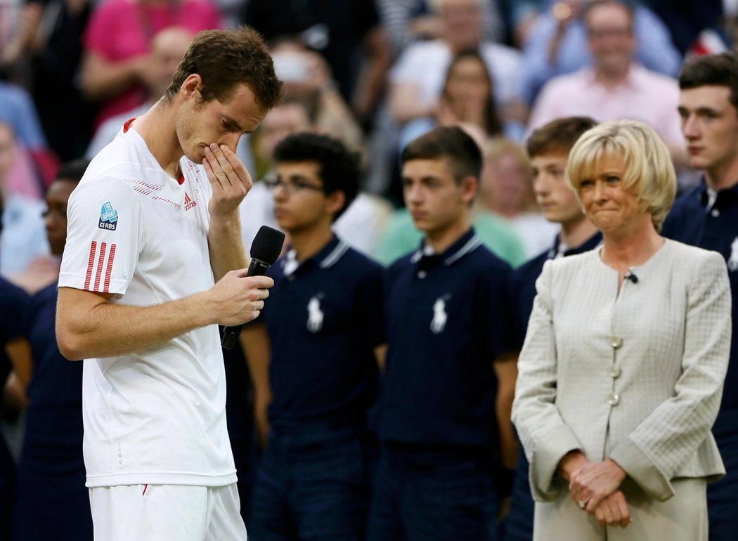 Andy Murray rozdýchává slzy smutku při televezním rozhovoru po prohraném finále proti Rogeru Federerovi