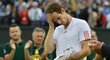 Andy Murray smutně zírá na stříbrnou trofej pro poraženého finalistu Wimbledonu
