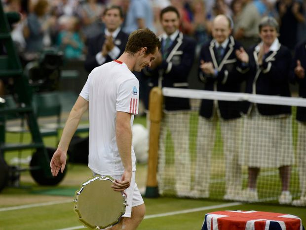 Smutný Andy Murray s cenou útěchy pro poraženého finalistu Wimbledonu Smutný Andy Murray s cenou útěchy pro poraženého finalistu Wimbledonu