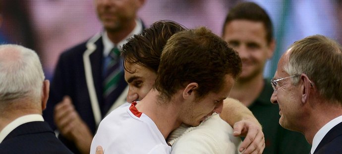 Roger Federer objímá zničeného Andyho Murrayho, který nenaplnil britské naděje o prvním domácím vítězi Wimbledonu od roku 1936