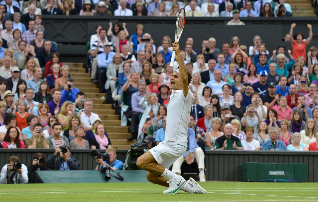Král se vrací na trůn! Roger Federer klesá k zemi po finálovém vítězství nad Andym Murraym