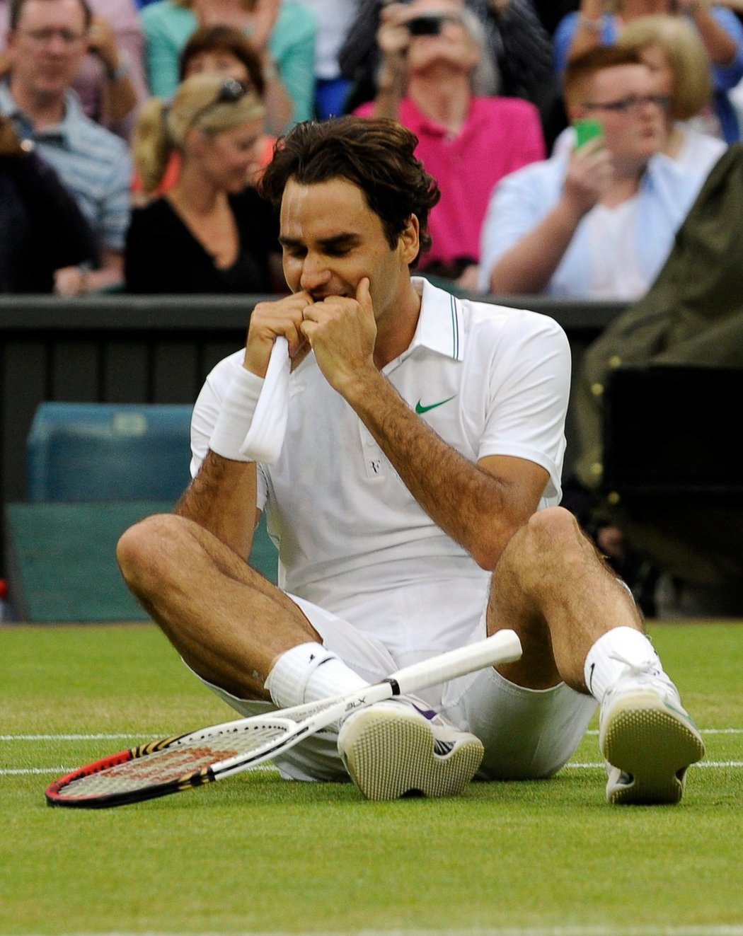 Roger Federer slaví svůj sedmý wimbledonský triumf po vítězství nad Andym Murraym