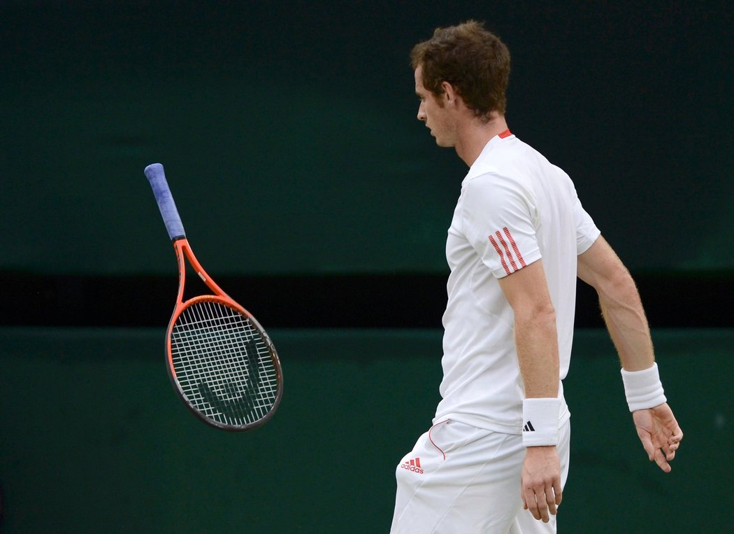 Andy Murray už tuší, že britské naděje na vítězství ve Wimbledonu zase nenaplní, Roger Federer byl v závěru finále nepřemožitelný