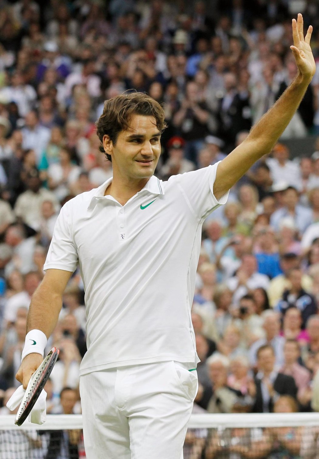 Roger Federer děkuje fanouškům po svém finálovém vítězství nad Andym Murraym