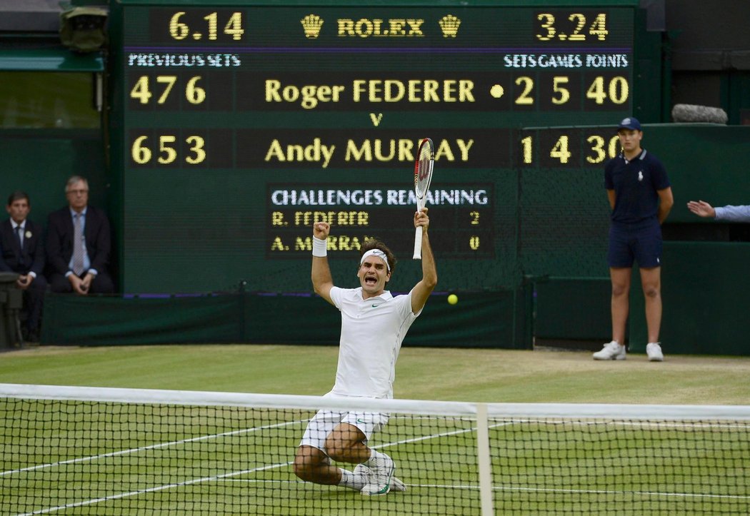 Roger Federer padá na kolena a slaví svůj sedmý triumf ve slavném Wimbledonu