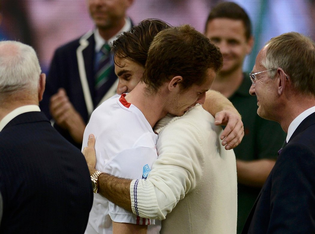 Roger Federer objímá zničeného Andyho Murrayho, který nenaplnil britské naděje o prvním domácím vítězi Wimbledonu od roku 1936