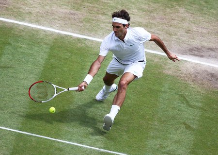 Roger Federer dobíhá míč ve finále Wimbledonu proti Andymu Murraymu