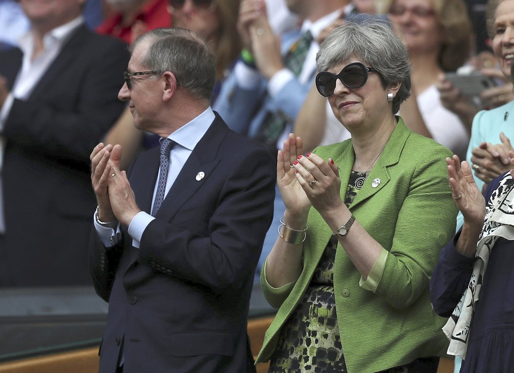 Švýcarskému tenistovi tleskala k osmému triumfu na Wimbledonu i britská premiérka Theresa Mayová se svým manželem