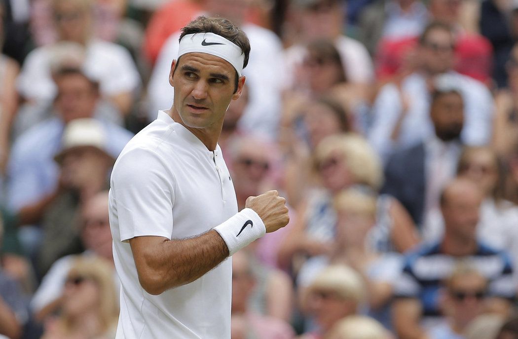 Roger Federer se raduje z úspěšné výměny během finále Wimbledonu