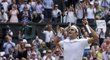 Roger Federer oslavuje další vítězství na slavném Wimbledonu