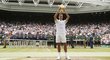Roger Federer zvedl pohár pro vítěze Wimbledonu už poosmé v kariéře